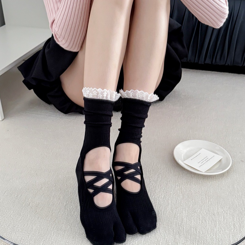 Embellish Knit - جوارب يوغا نسائية بتصميم مفتوح عند